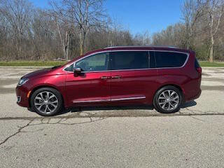 Used 2017 Chrysler Pacifica Limited image 2
