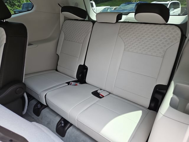 Used 2025 GMC Acadia Denali w/ Super Cruise Package FWD image 13