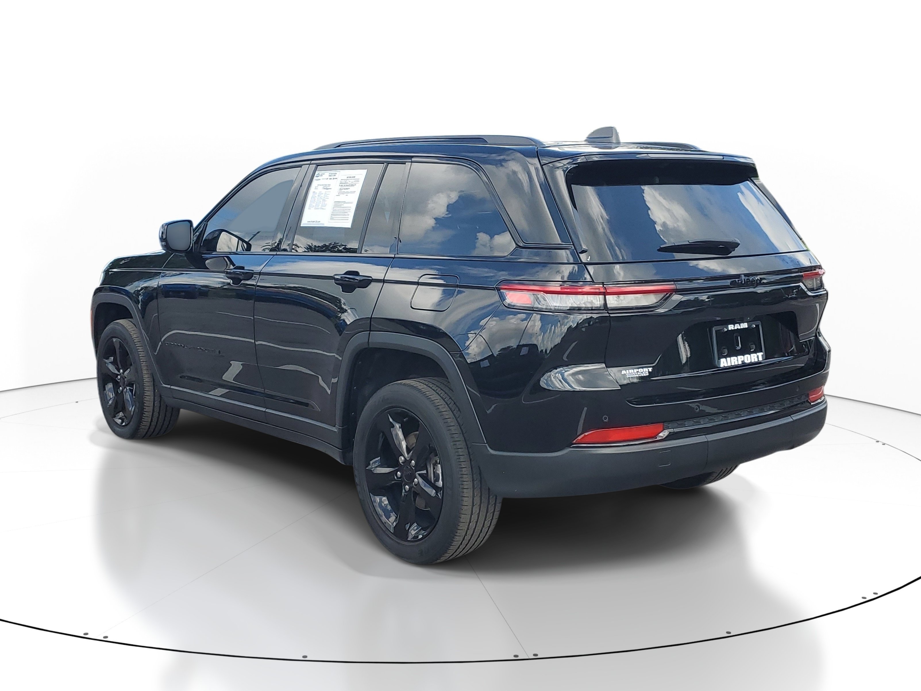 Used 2023 Jeep Grand Cherokee Altitude RWD image 5