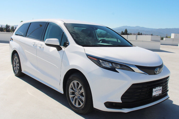 Certified 2024 Toyota Sienna LE AWD/4WD image 2
