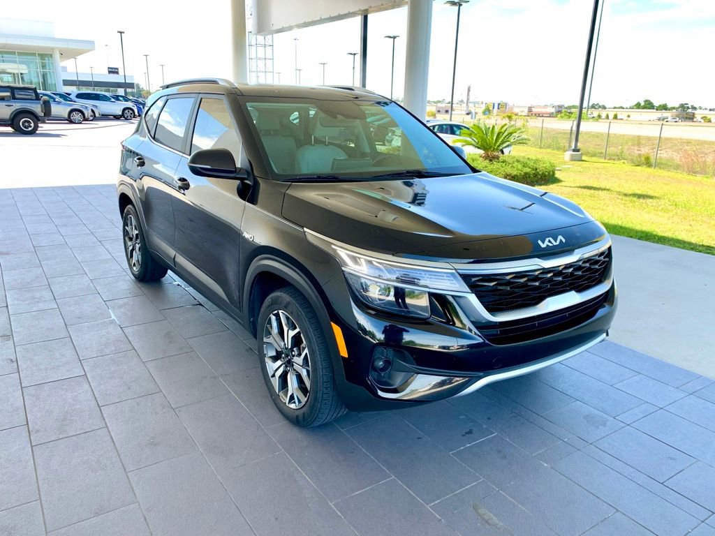 Used 2023 Kia Seltos EX image 3