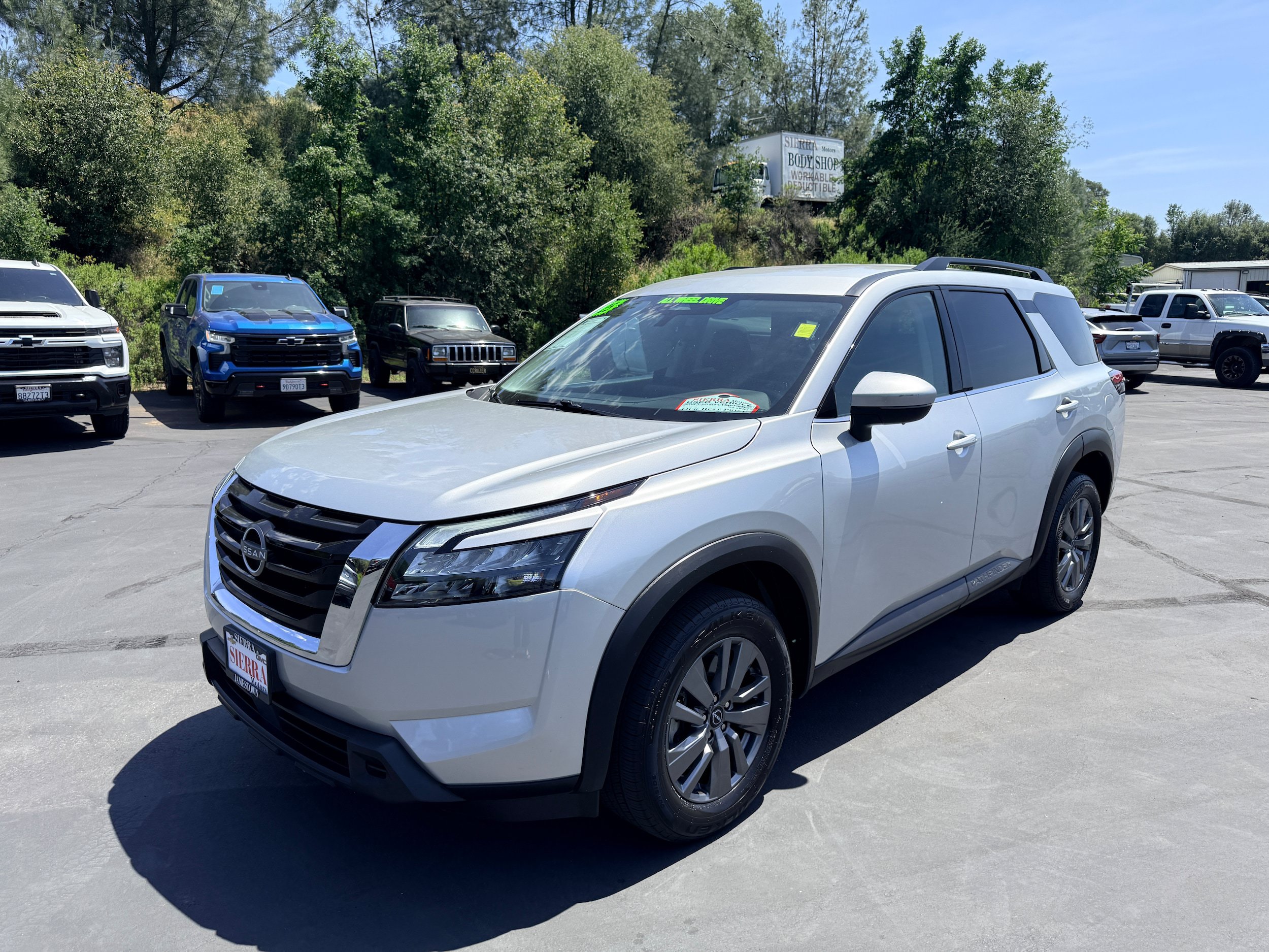 Used 2025 Nissan Pathfinder SV AWD/4WD image 2
