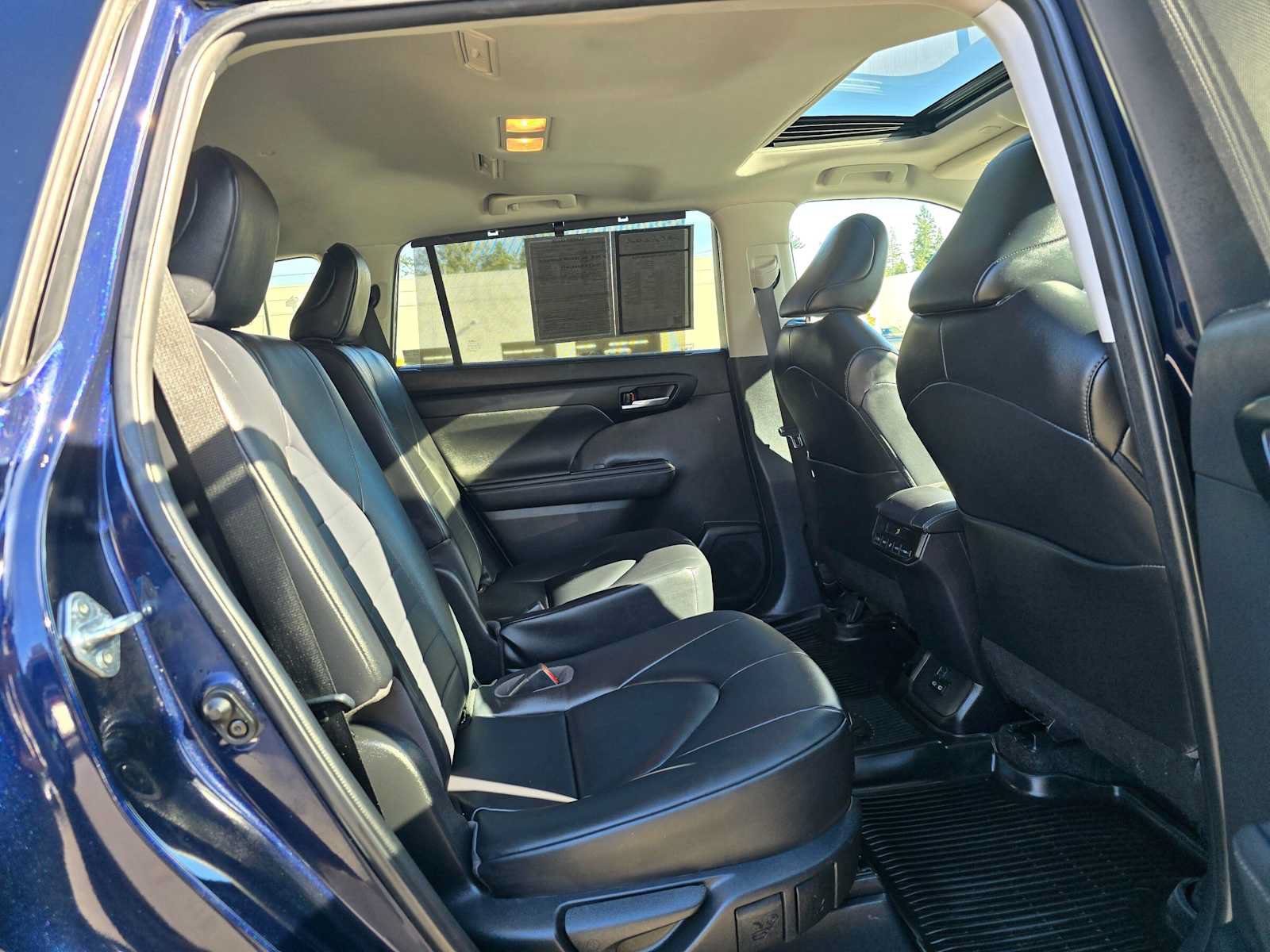 Used 2023 Toyota Highlander XLE AWD/4WD image 12