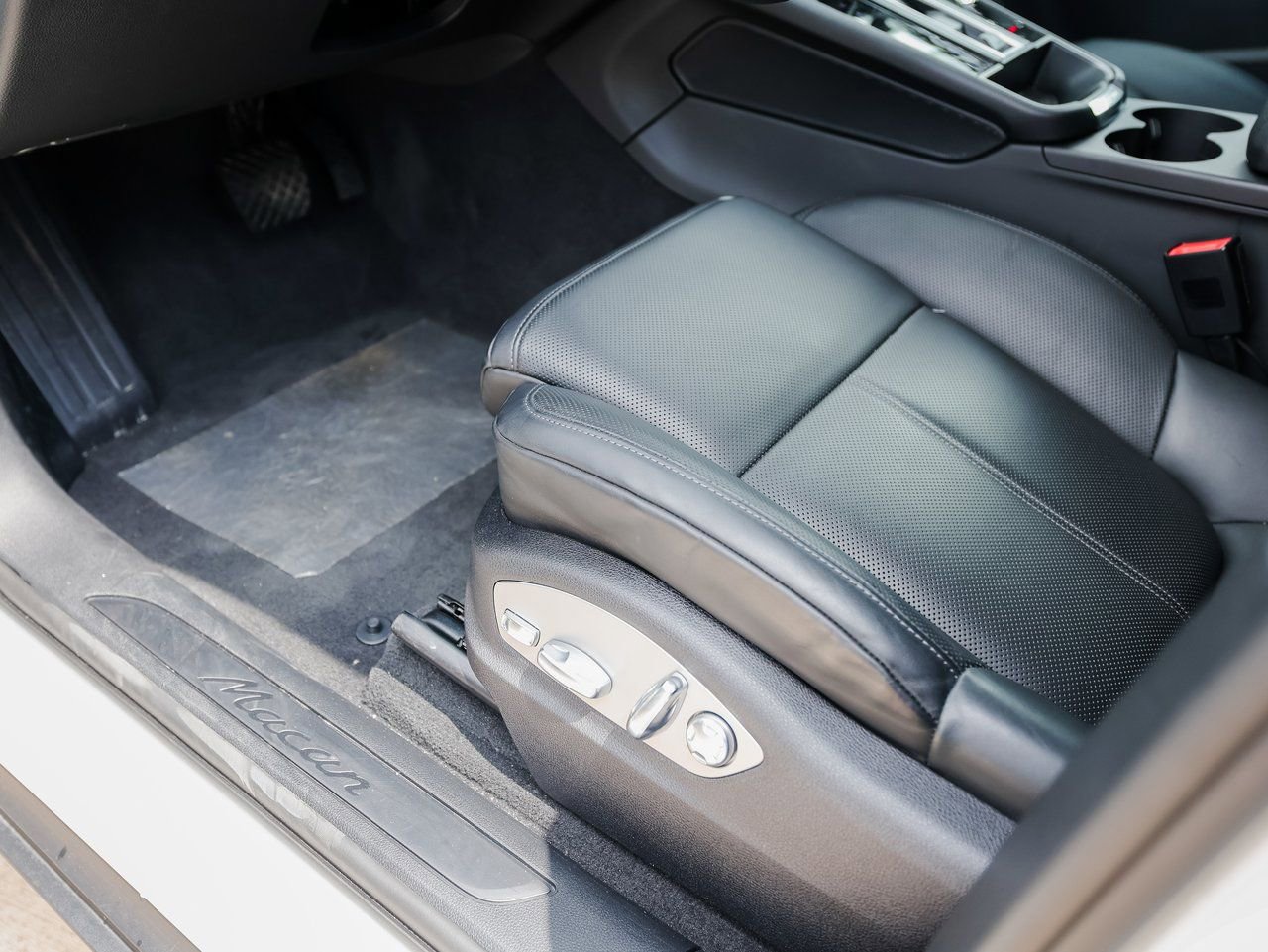 Certified 2025 Porsche Macan AWD/4WD image 14