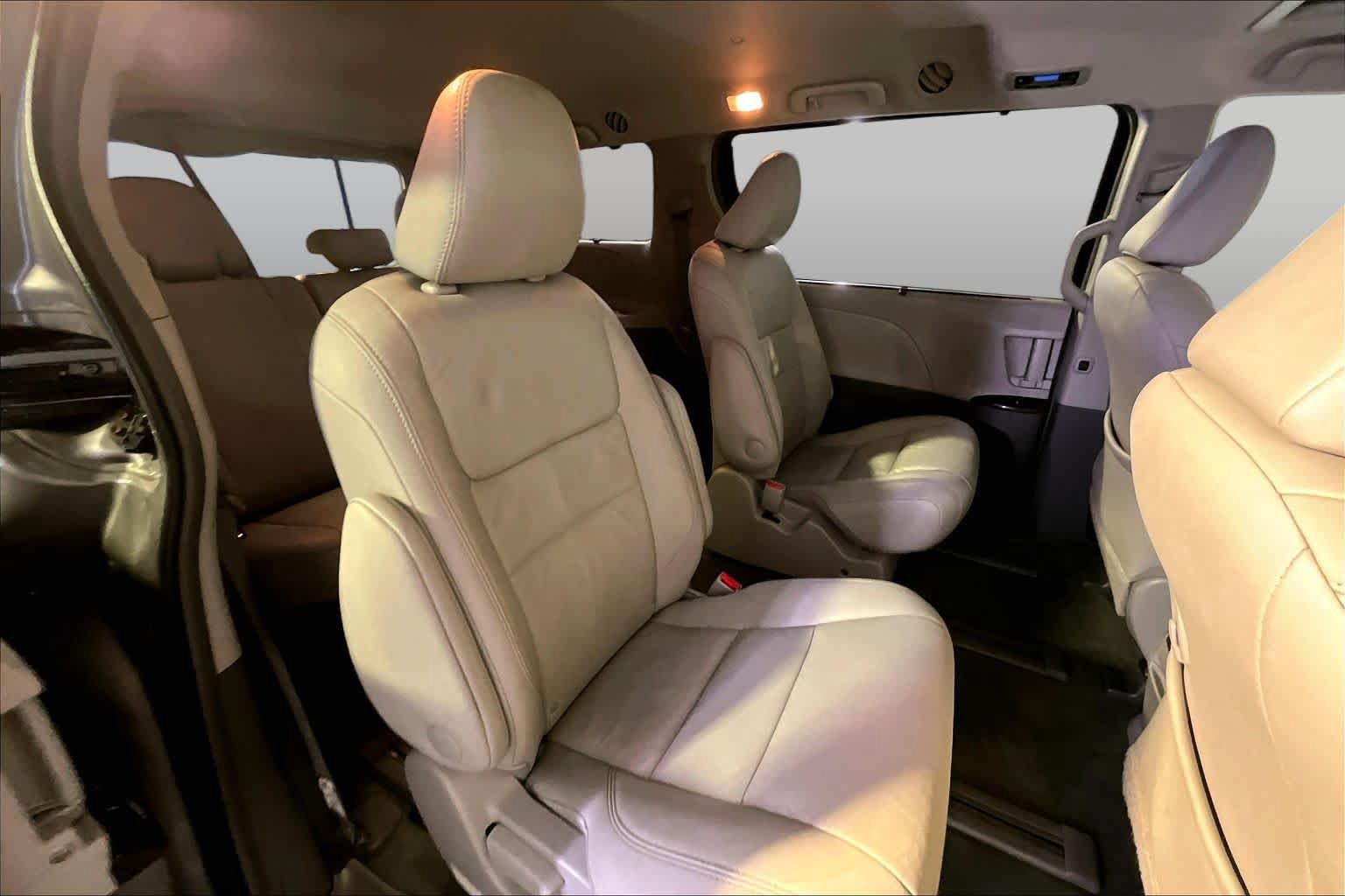 Used 2017 Toyota Sienna XLE w/ XLE Navigation Package AWD/4WD image 20