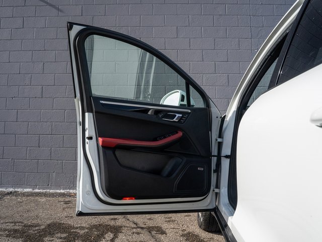 Certified 2018 Porsche Macan image 14