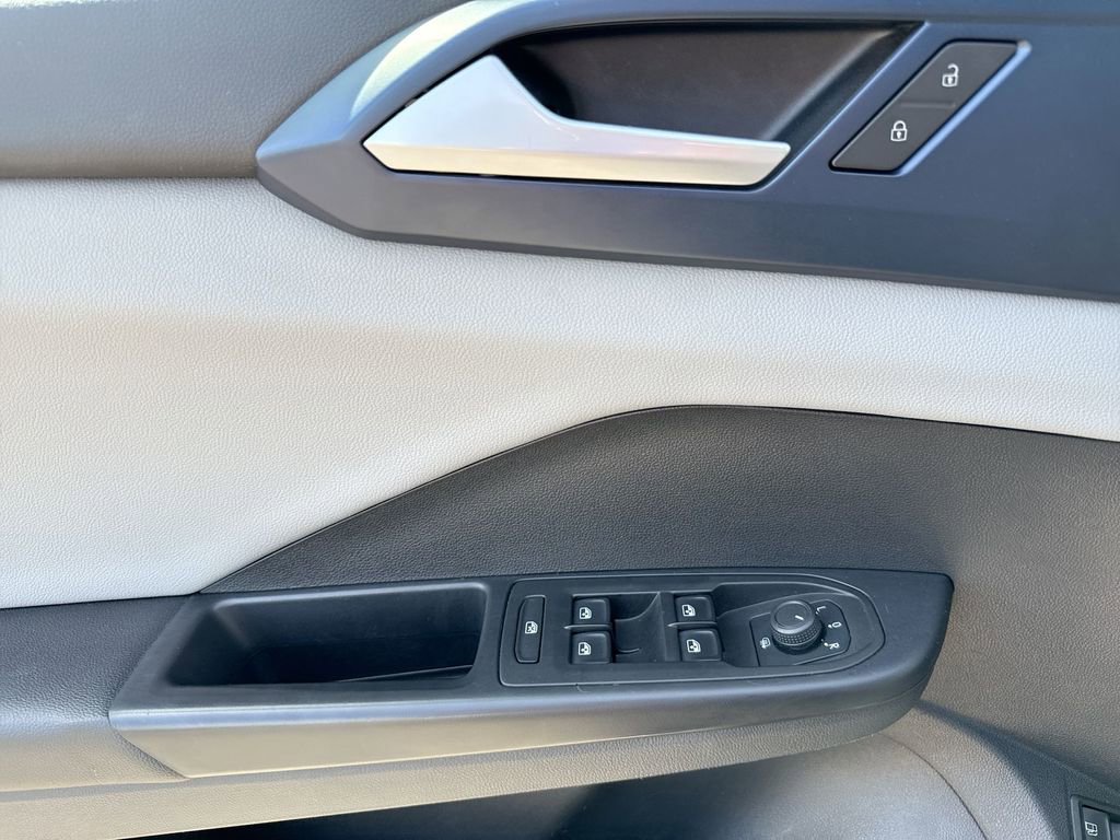 Used 2022 Volkswagen Taos SE w/ Panoramic Sunroof Package image 15