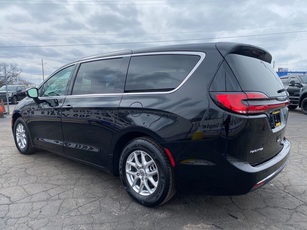 Used 2024 Chrysler Pacifica Touring-L image 5