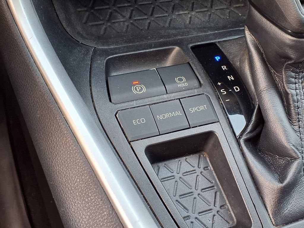 Used 2019 Toyota RAV4 LE FWD image 25