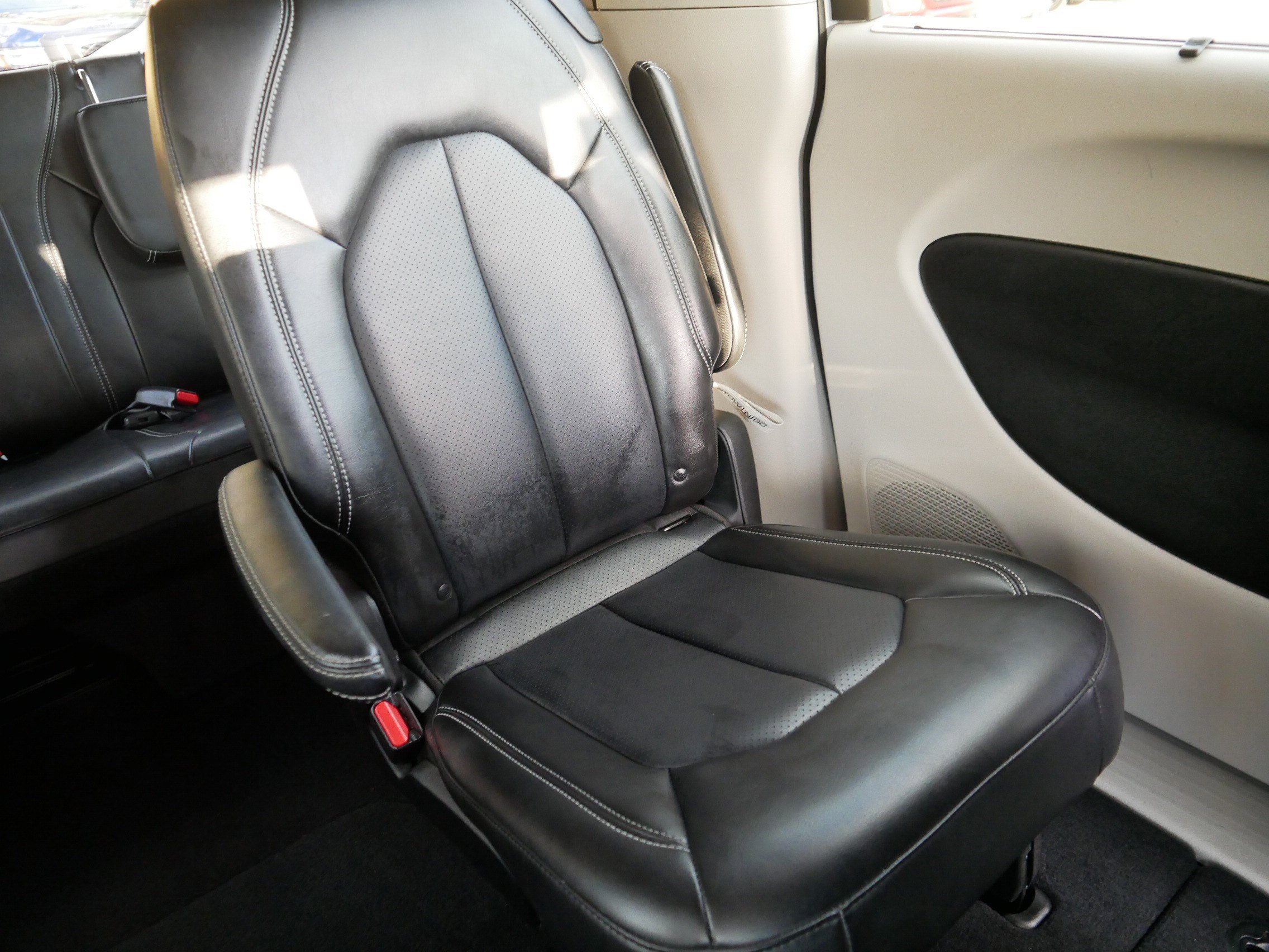 Used 2023 Chrysler Pacifica Touring-L FWD image 14