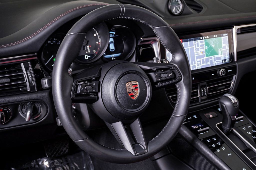 Certified 2025 Porsche Macan image 18