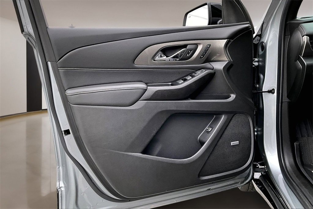 Used 2023 Chevrolet Traverse Premier w/ Redline Edition image 18
