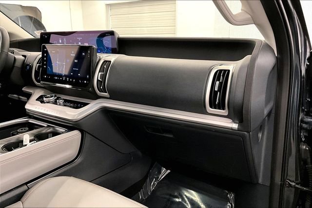 Used 2025 Ford Expedition Active image 20