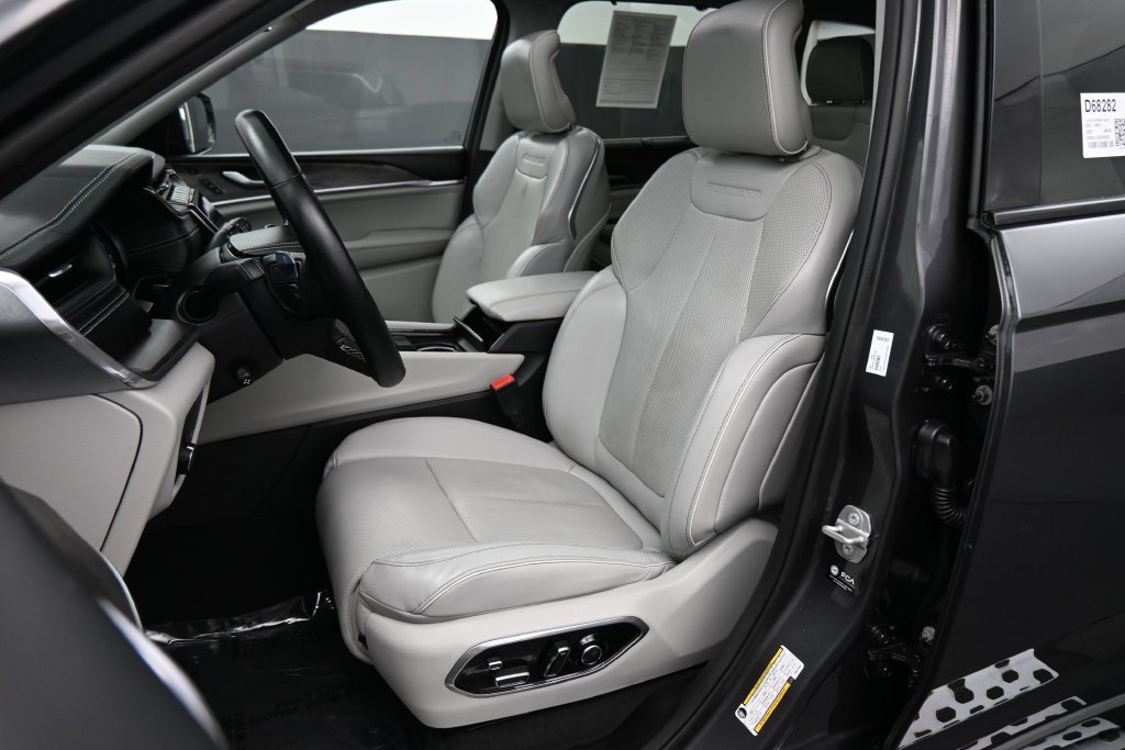 Used 2022 Jeep Grand Cherokee Overland w/ Luxury Tech Group IV RWD image 23