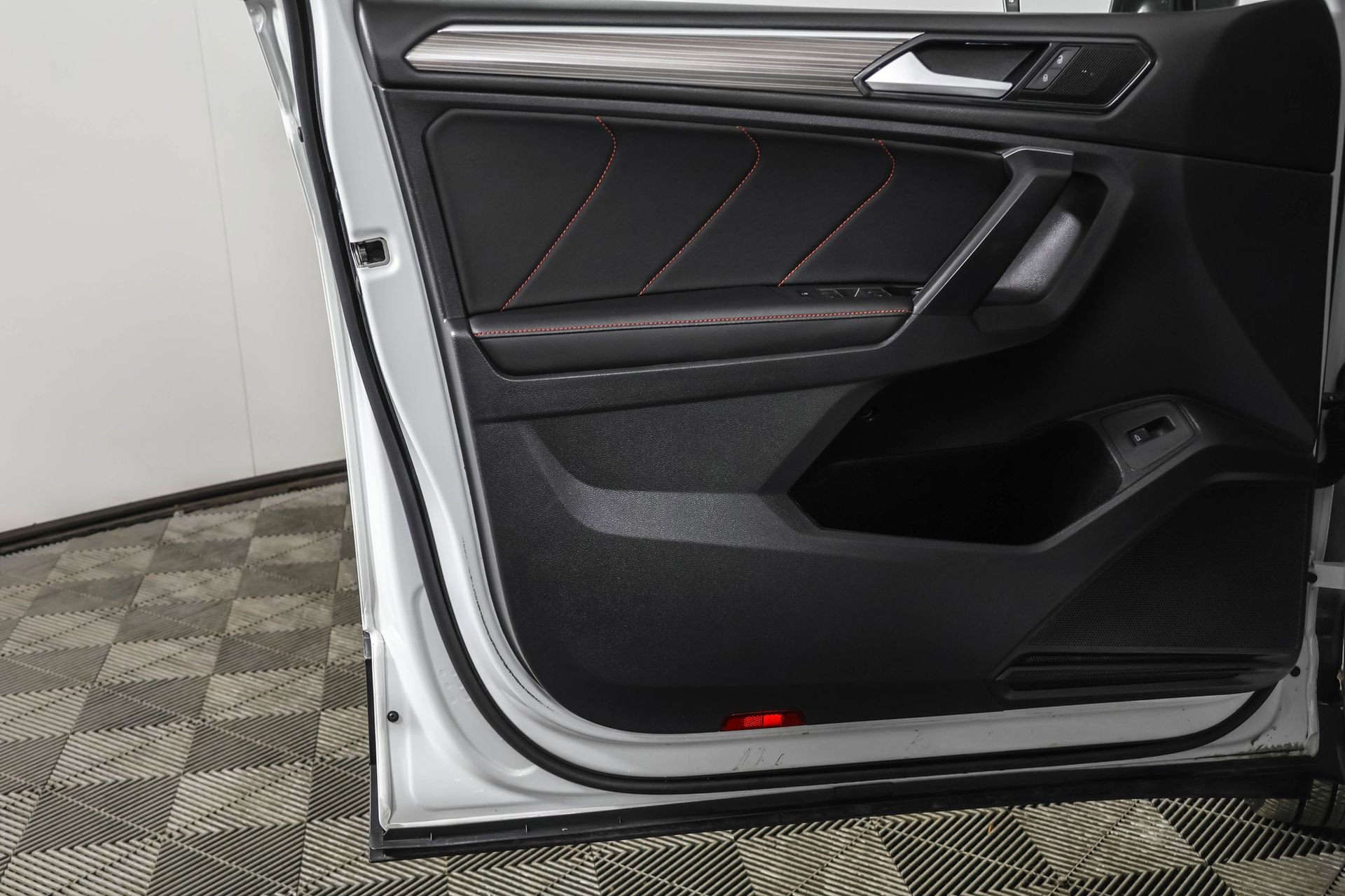 Used 2024 Volkswagen Tiguan Wolfsburg Edition image 33