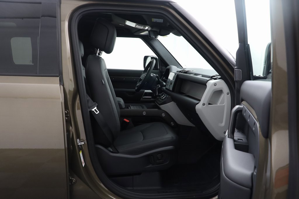 New 2024 Land Rover Defender 110 SE image 19