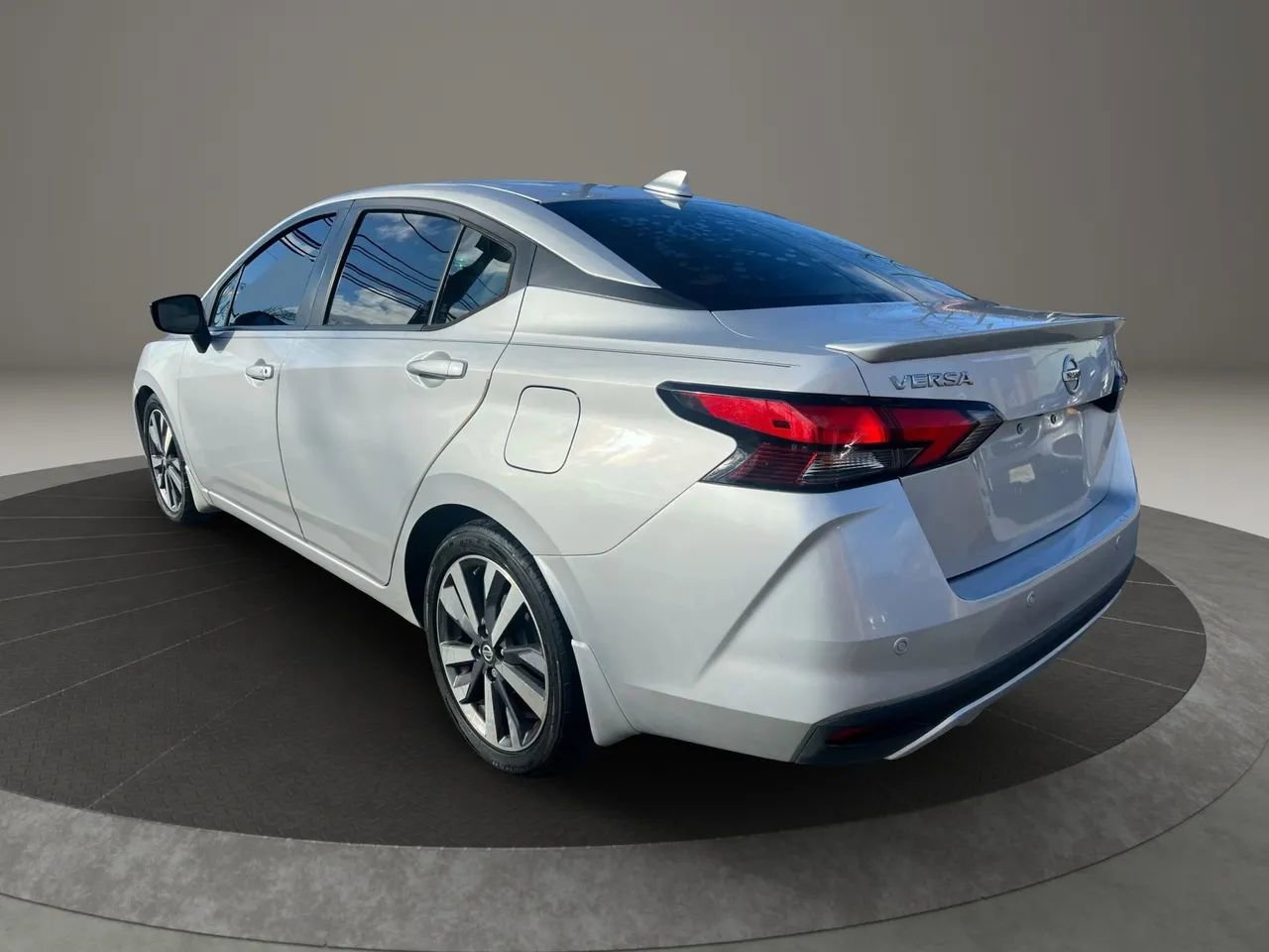 Used 2020 Nissan Versa SR image 7