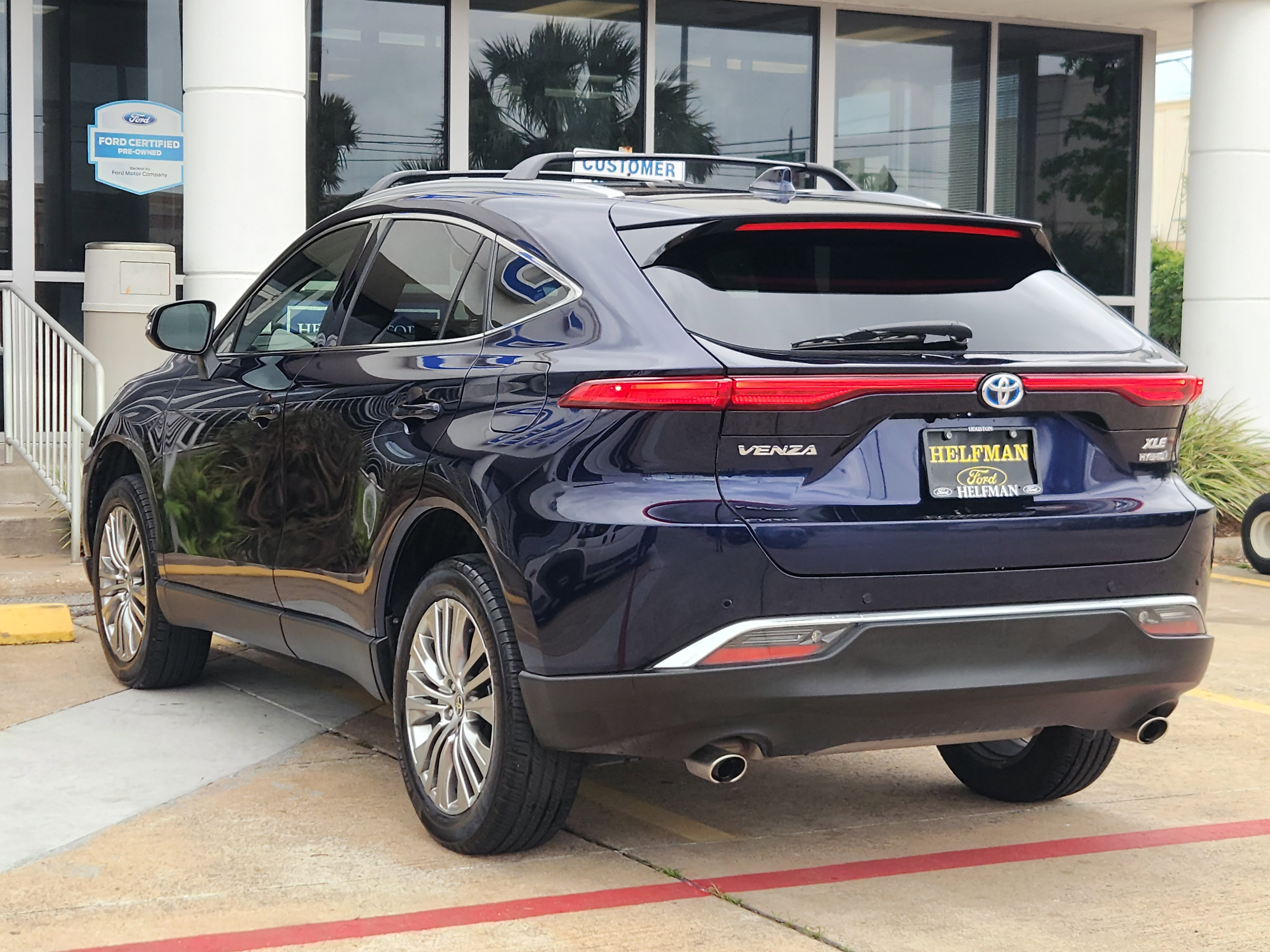 Used 2022 Toyota Venza XLE image 4