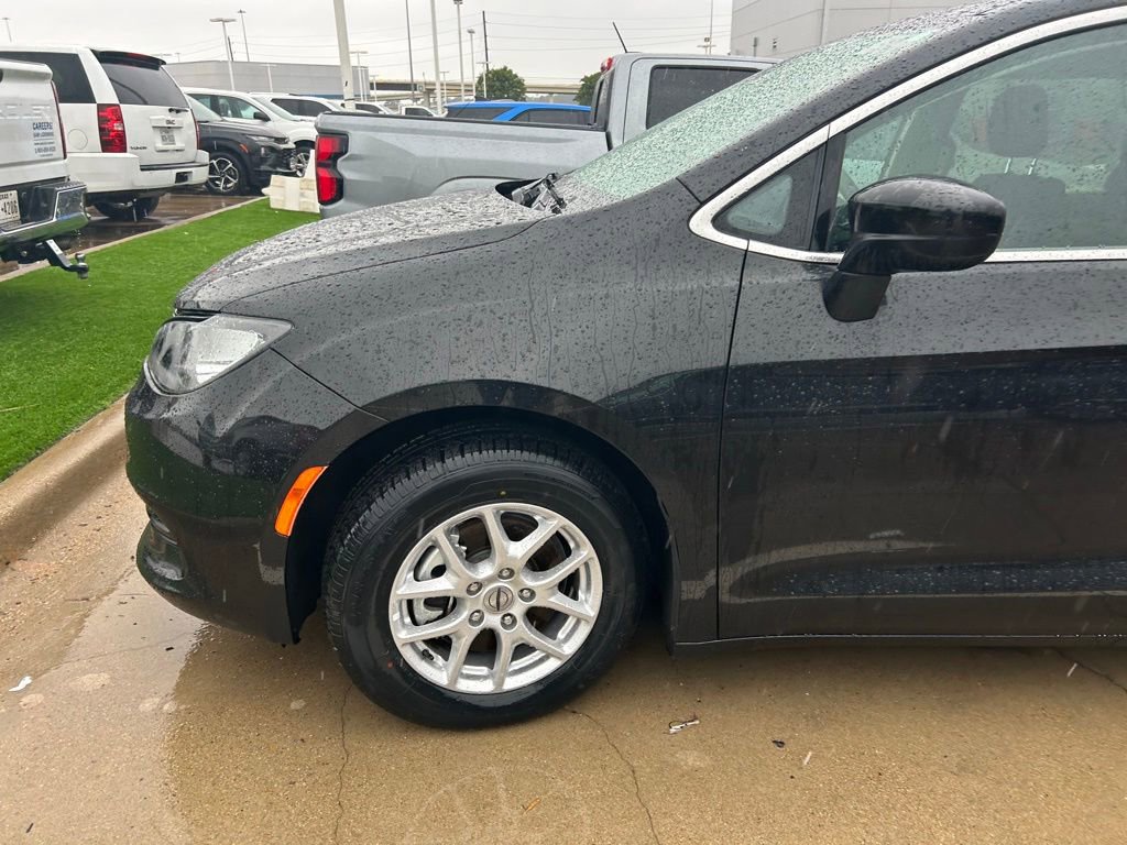 Used 2023 Chrysler Voyager LX FWD image 2