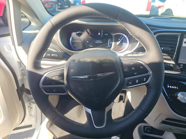 Used 2024 Chrysler Pacifica Limited w/ Uconnect Theater Family Group FWD image 8