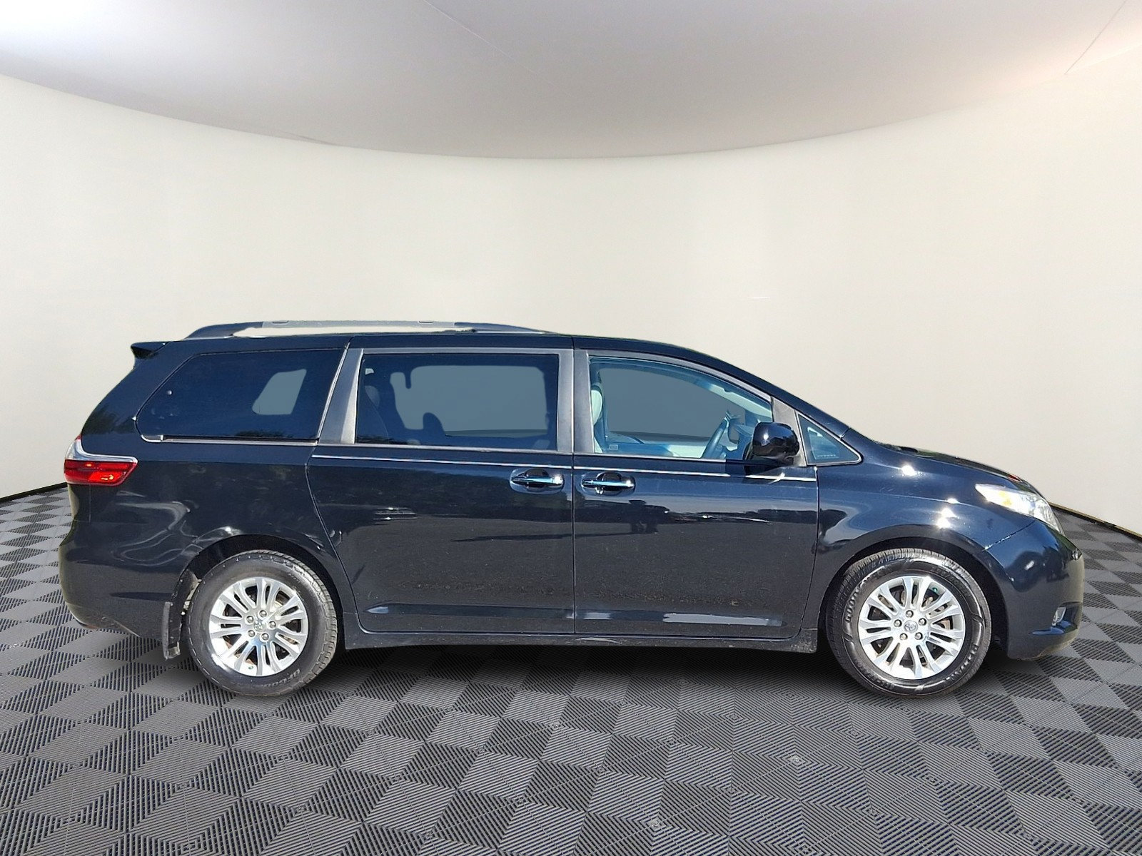 Used 2016 Toyota Sienna XLE w/ XLE Navigation Package FWD image 7