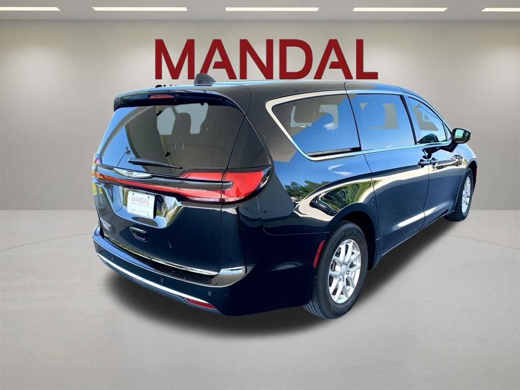Used 2025 Chrysler Pacifica Select FWD image 6