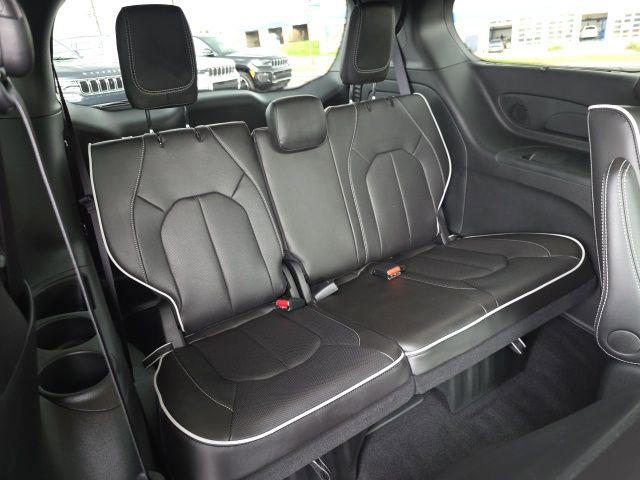 Used 2026 Chrysler Pacifica Premium image 50