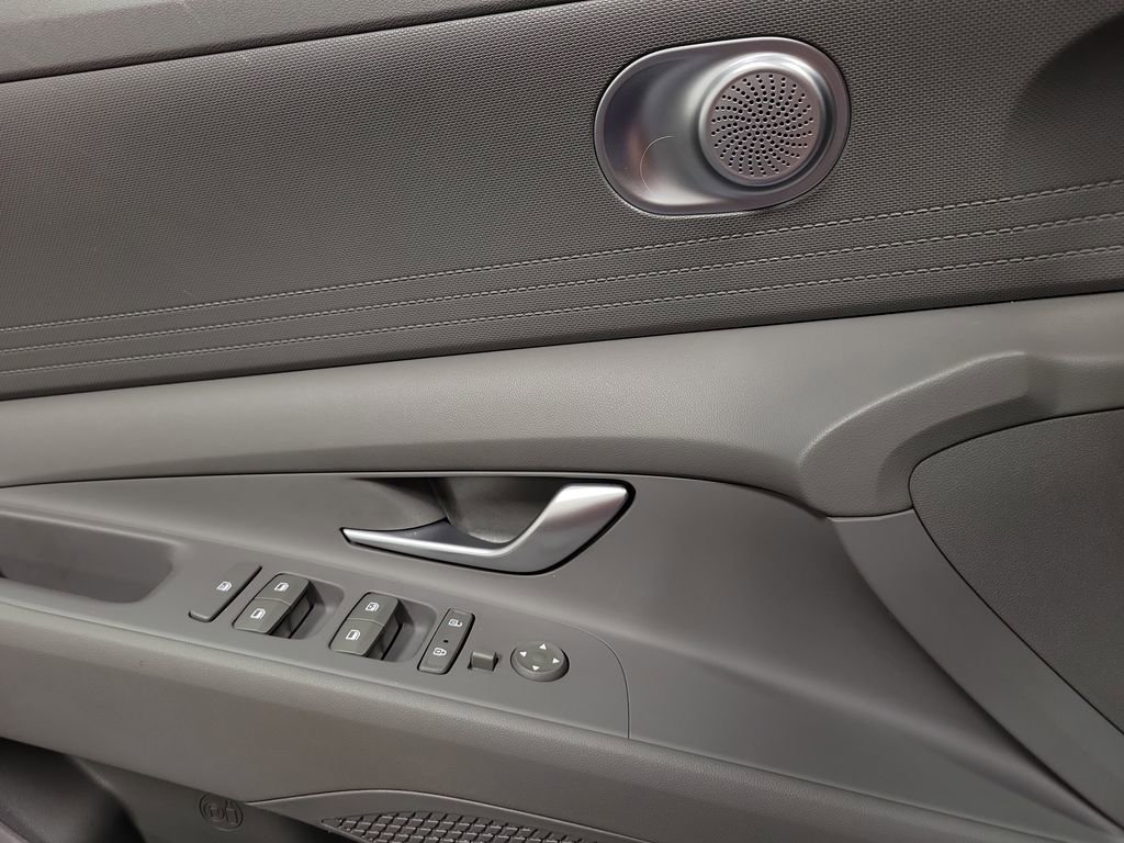 Used 2022 Hyundai Elantra SEL image 18