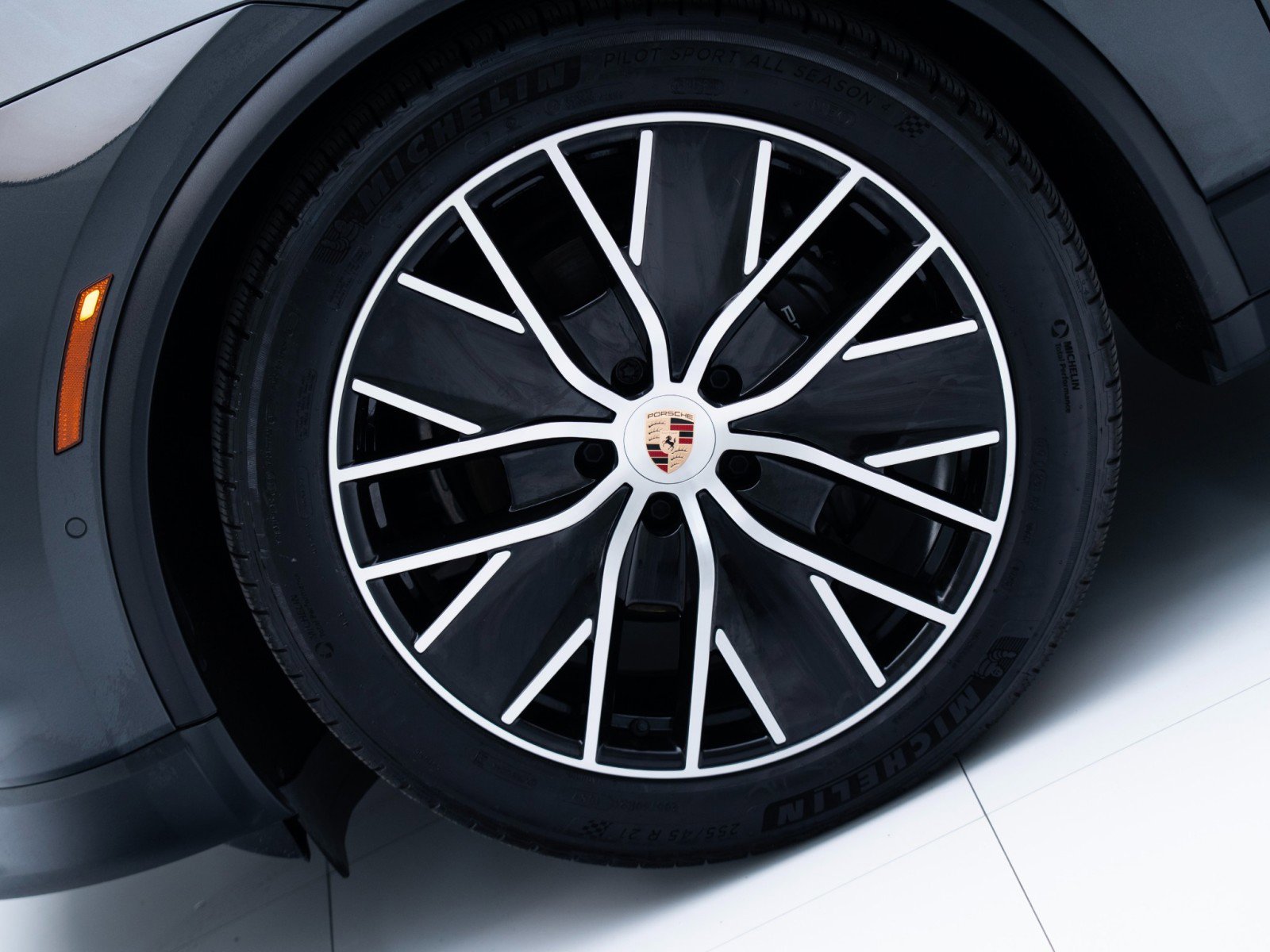 Certified 2025 Porsche Macan Electric image 12