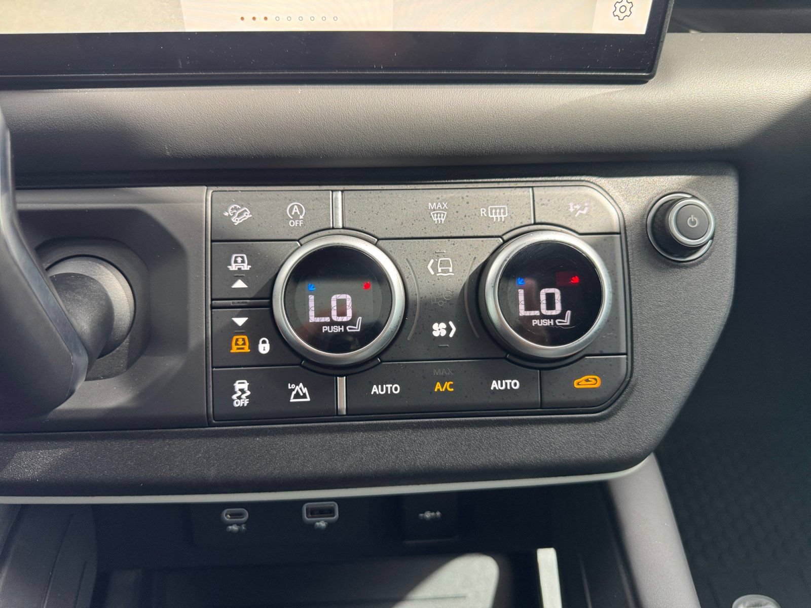 Used 2024 Land Rover Defender 130 X-Dynamic SE AWD/4WD image 21