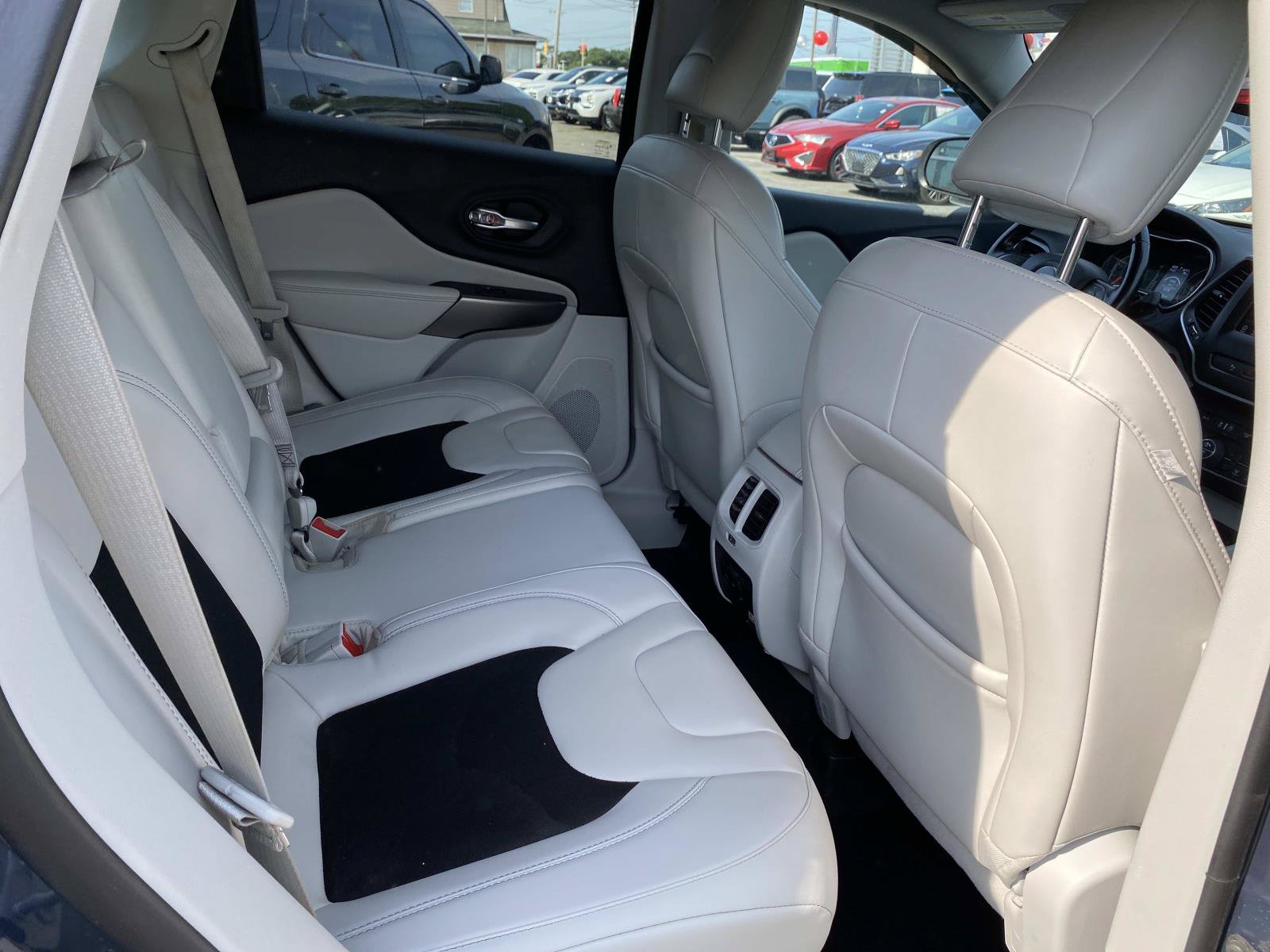 Used 2020 Jeep Cherokee Latitude Plus w/ Comfort/Convenience Group AWD/4WD image 23
