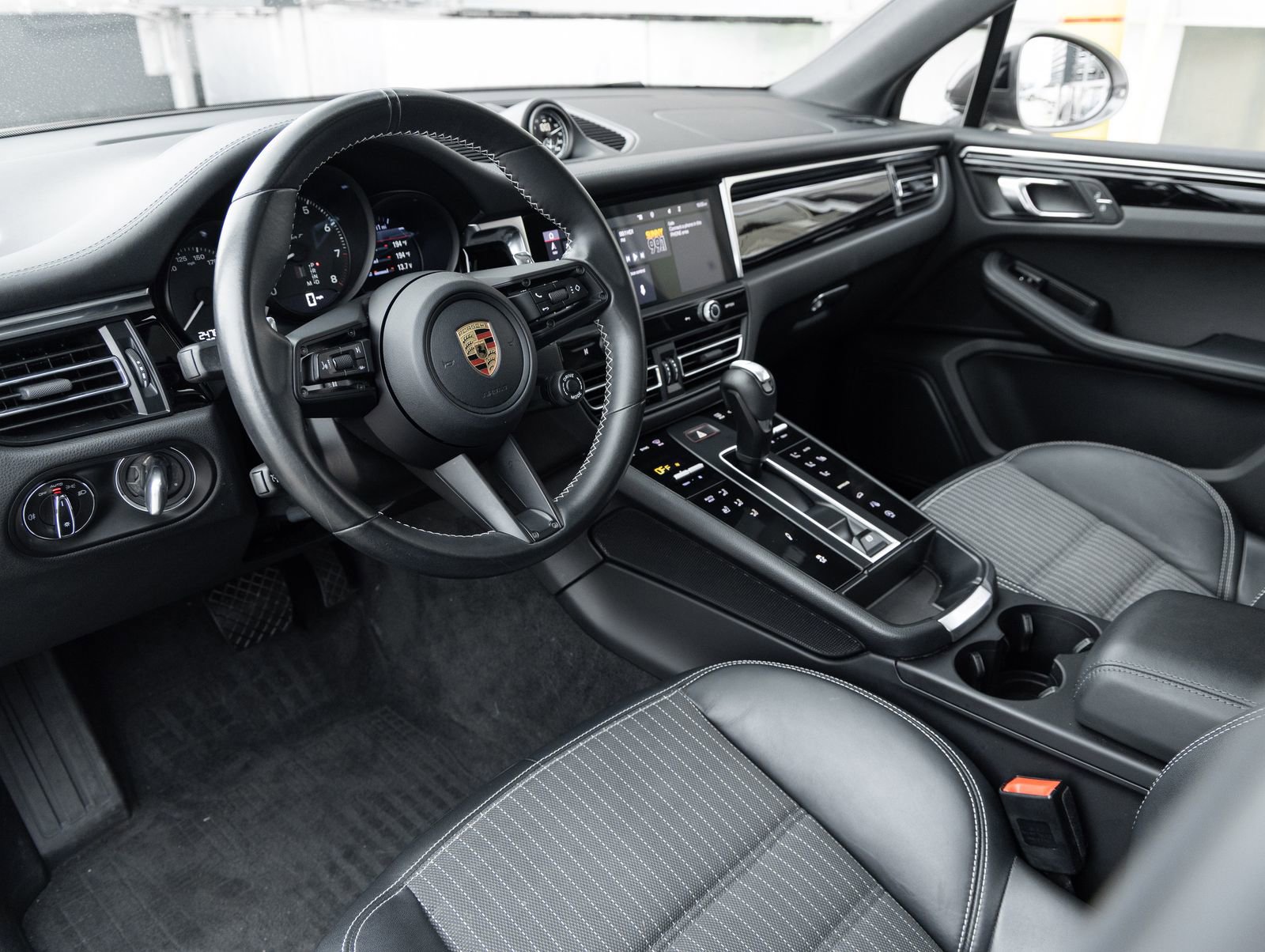 Certified 2023 Porsche Macan Turbo AWD/4WD image 4
