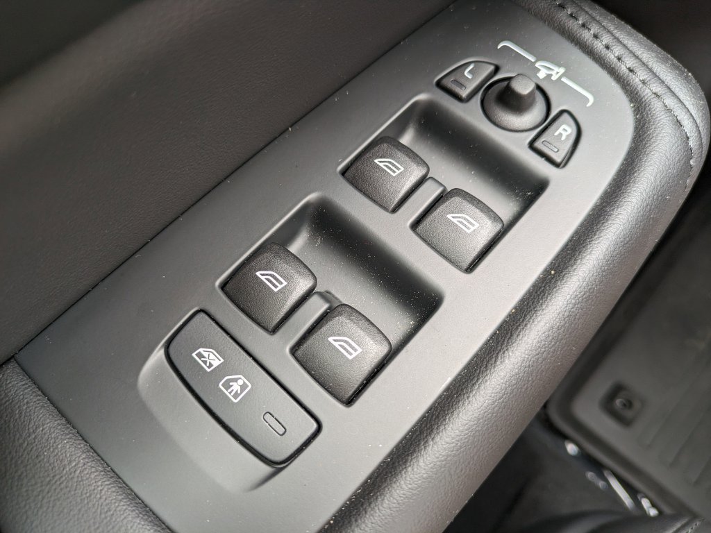New 2025 Volvo XC60 T8 Plus w/ Protection Package Premier AWD/4WD image 22