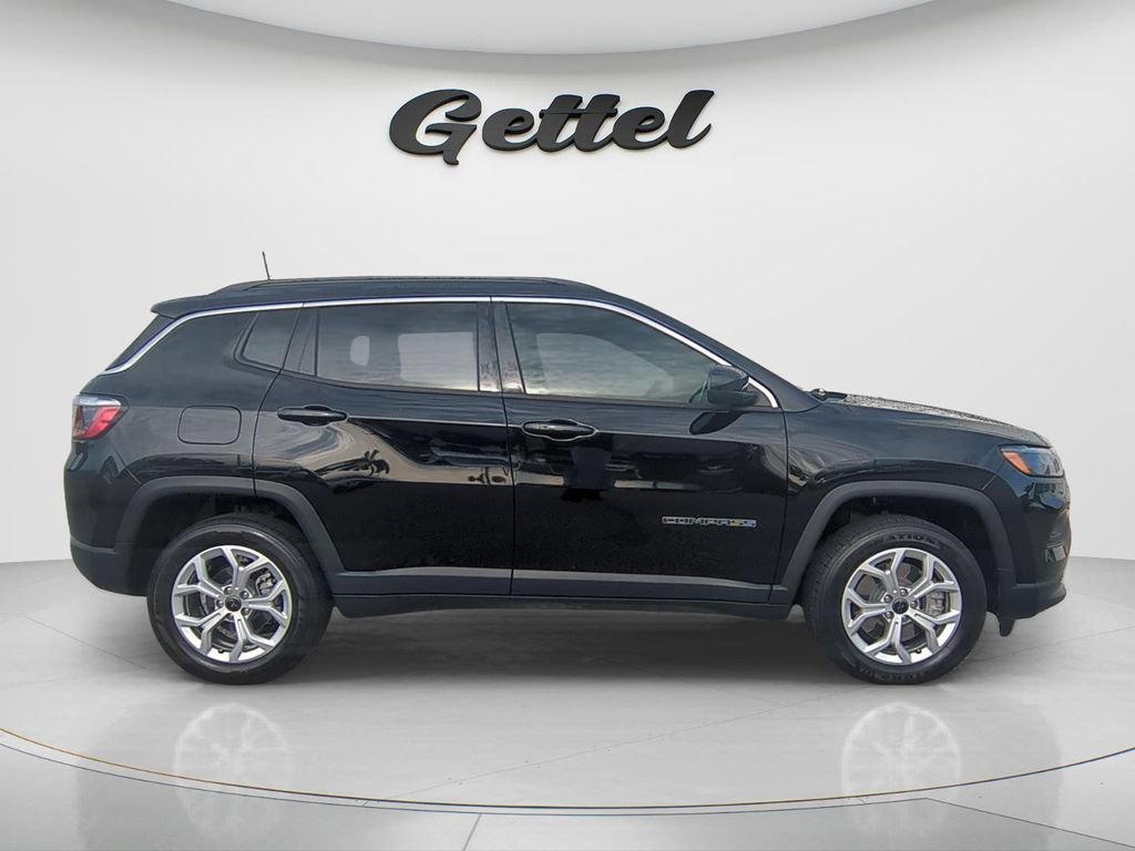 Used 2025 Jeep Compass Latitude AWD/4WD image 4