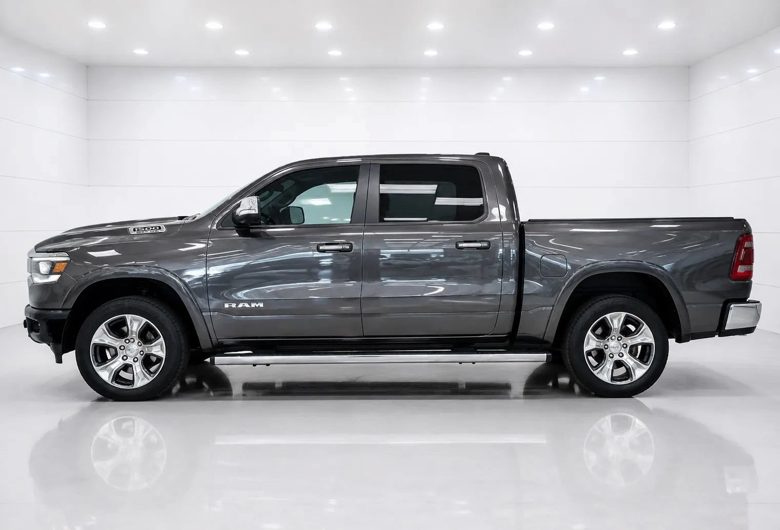 Used 2019 RAM 1500 Laramie AWD/4WD image 2