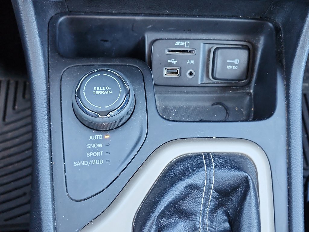 Used 2016 Jeep Cherokee Sport image 19