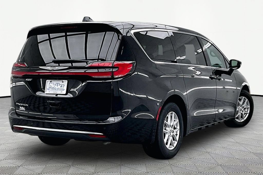 Used 2024 Chrysler Pacifica Touring-L FWD image 2