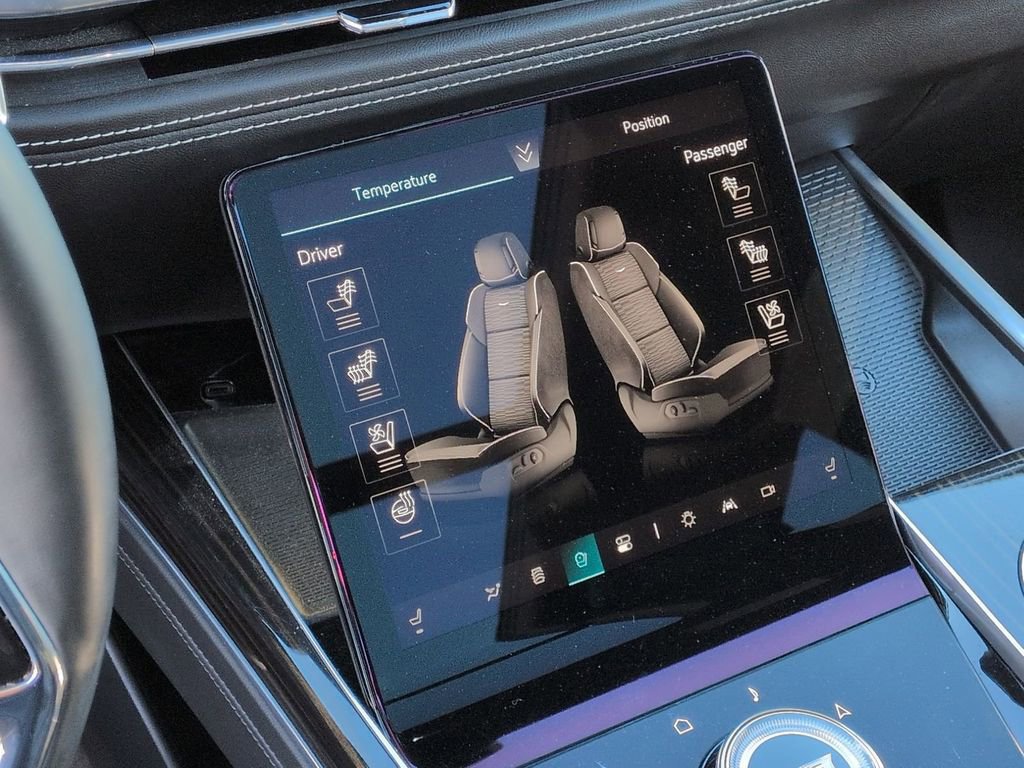 Certified 2025 Cadillac Escalade ESV Premium Luxury image 18