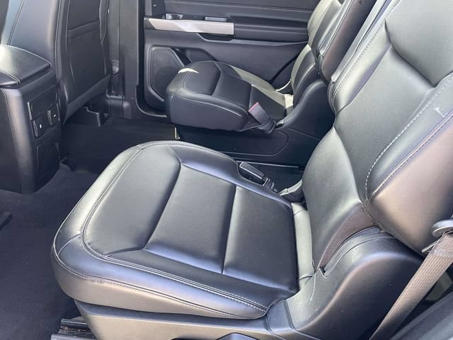 Used 2022 Ford Explorer XLT w/ Equipment Group 202A AWD/4WD image 12