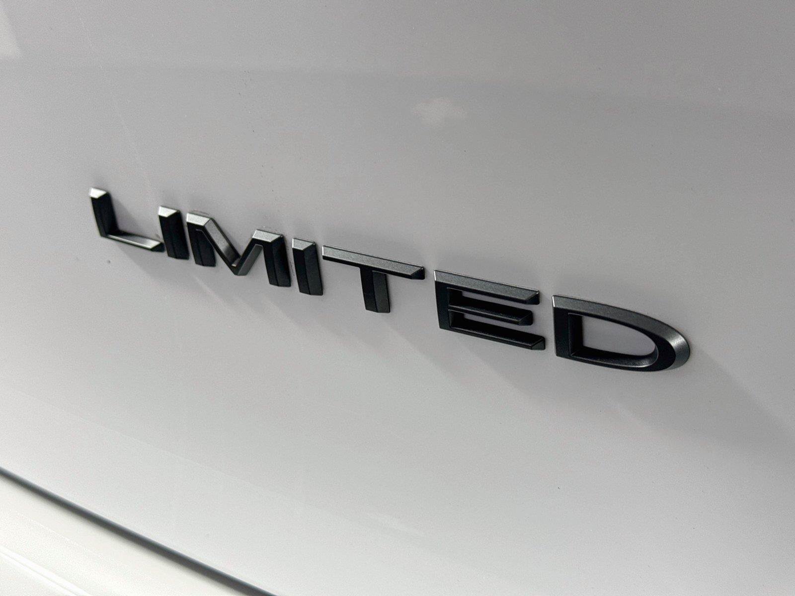 Used 2025 Chrysler Pacifica Limited FWD image 15