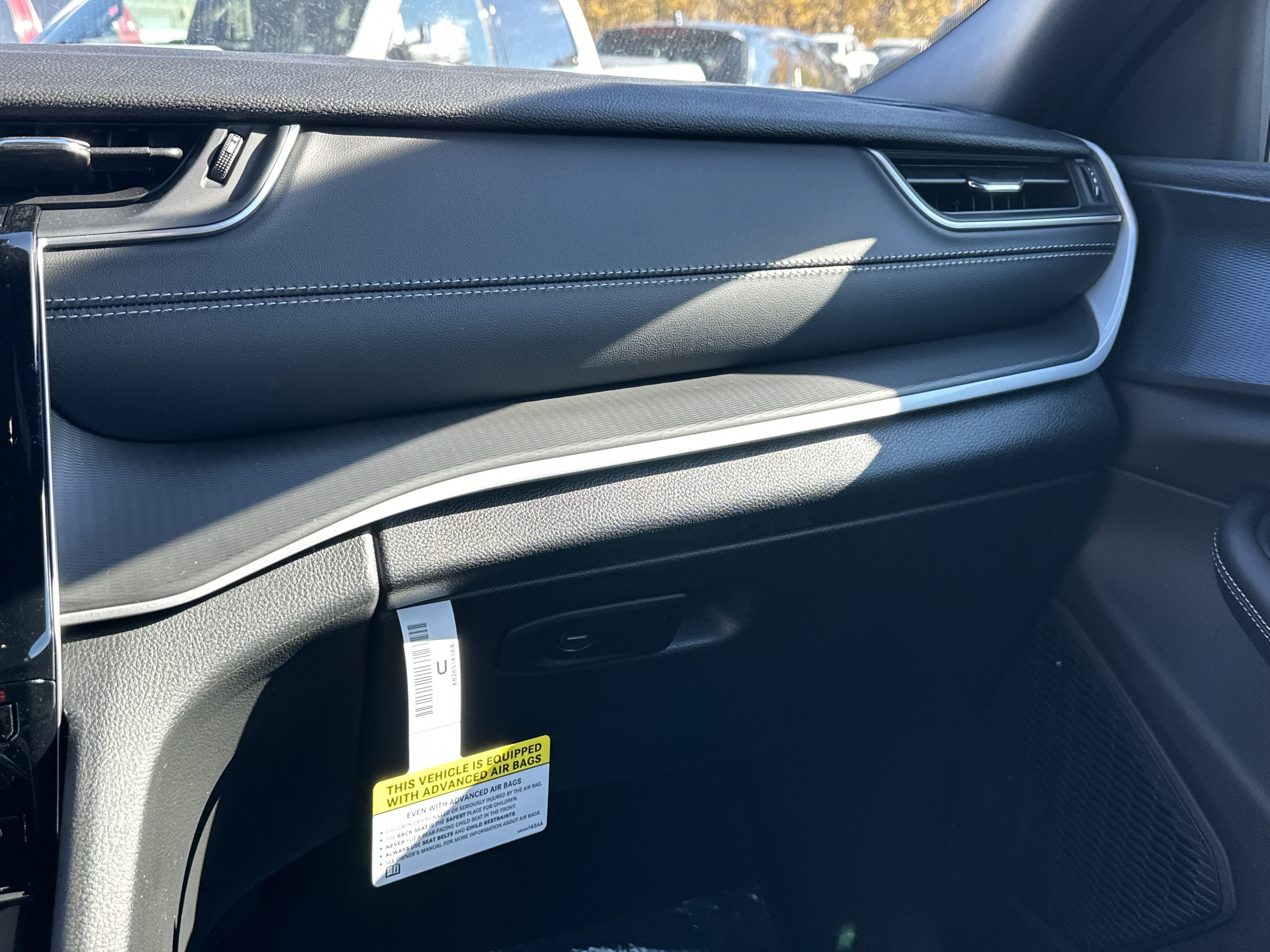 New 2025 Jeep Grand Cherokee Altitude image 12