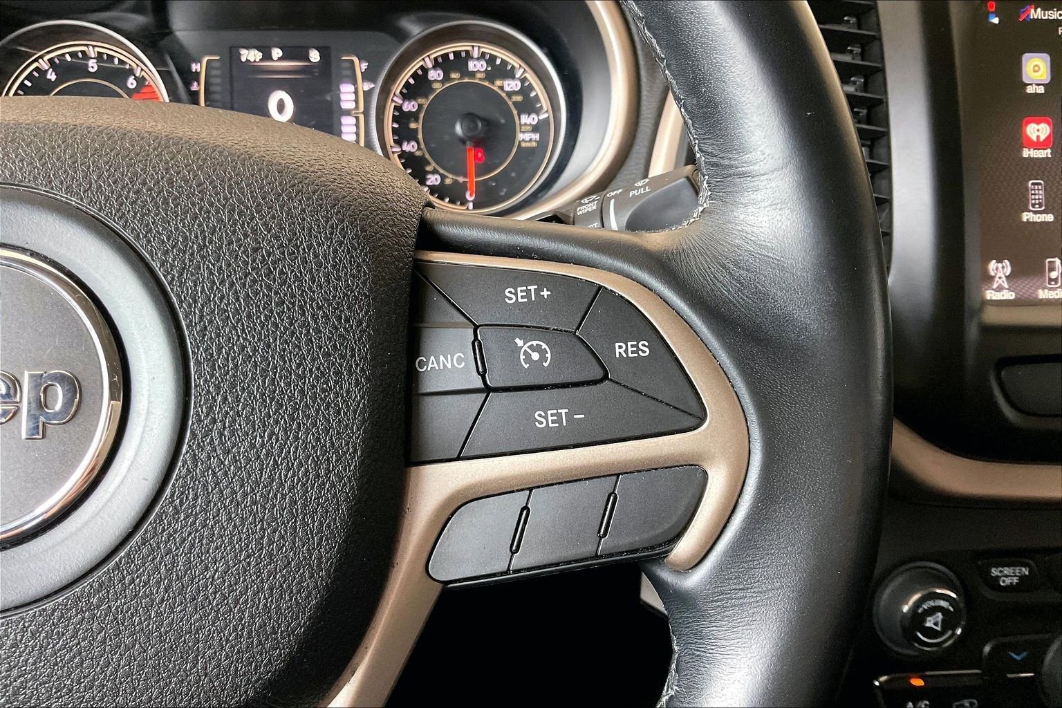 Used 2017 Jeep Cherokee Latitude w/ Safety/Convenience Group FWD image 11