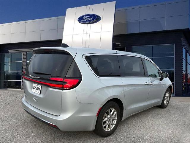 Used 2024 Chrysler Pacifica Touring-L image 2