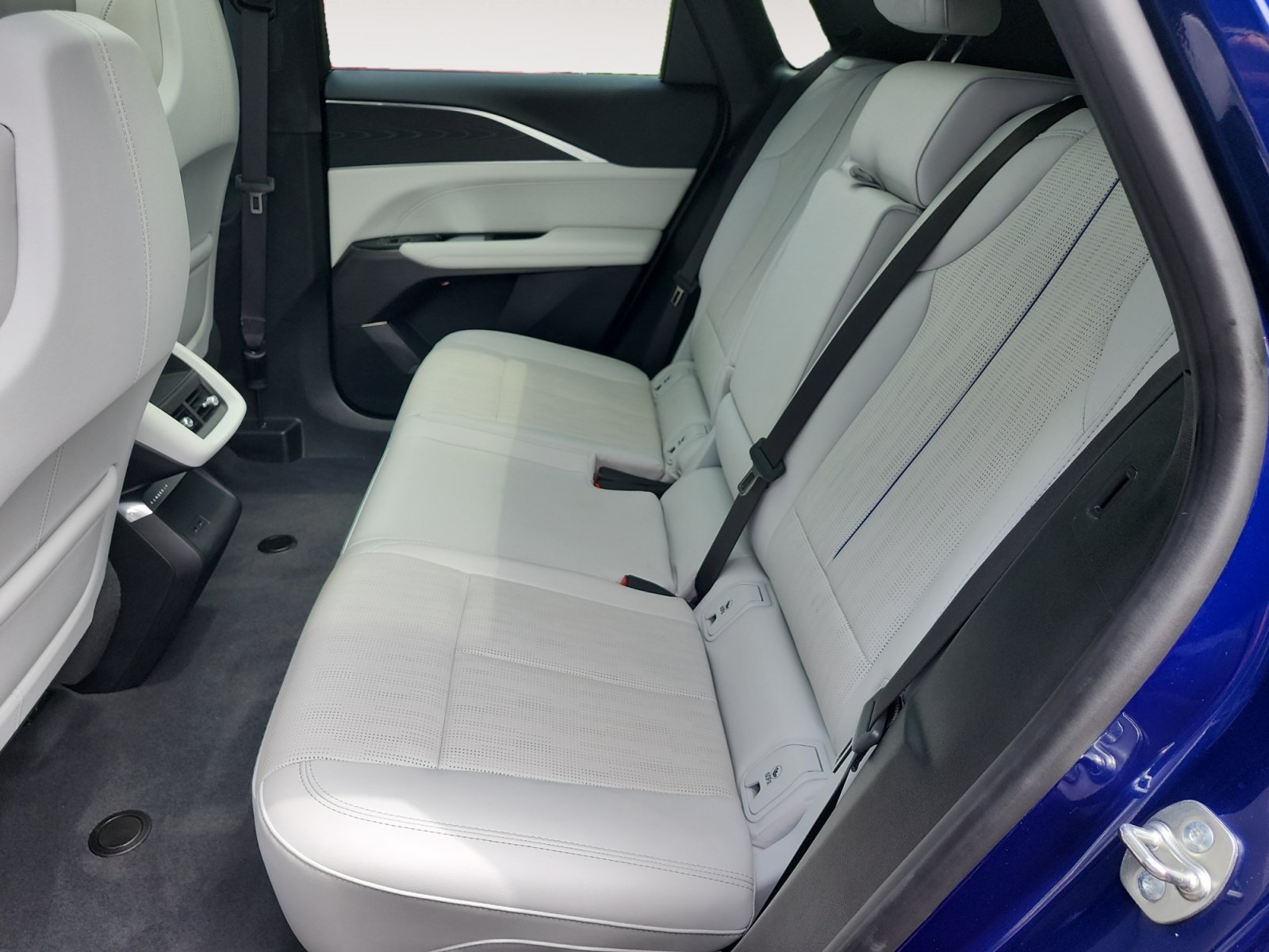 Used 2024 Cadillac Lyriq Luxury AWD/4WD image 13