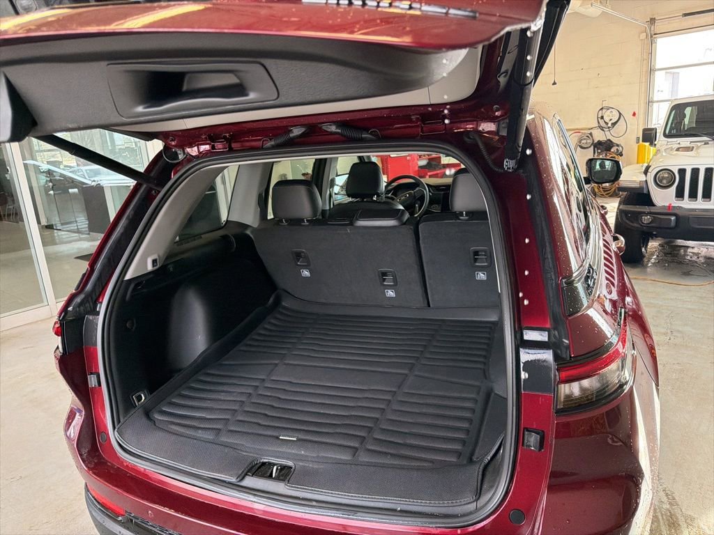 Used 2023 Jeep Grand Cherokee Limited w/ Luxury Tech Group II image 17