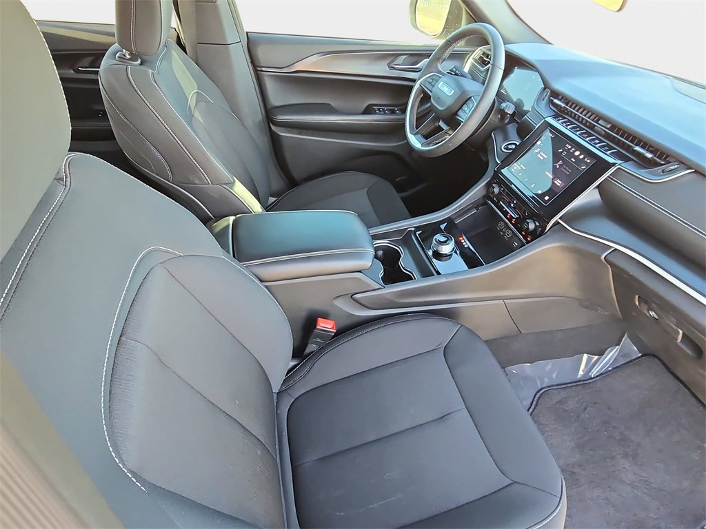 Used 2025 Jeep Grand Cherokee Laredo w/ Luxury Tech Group I image 10