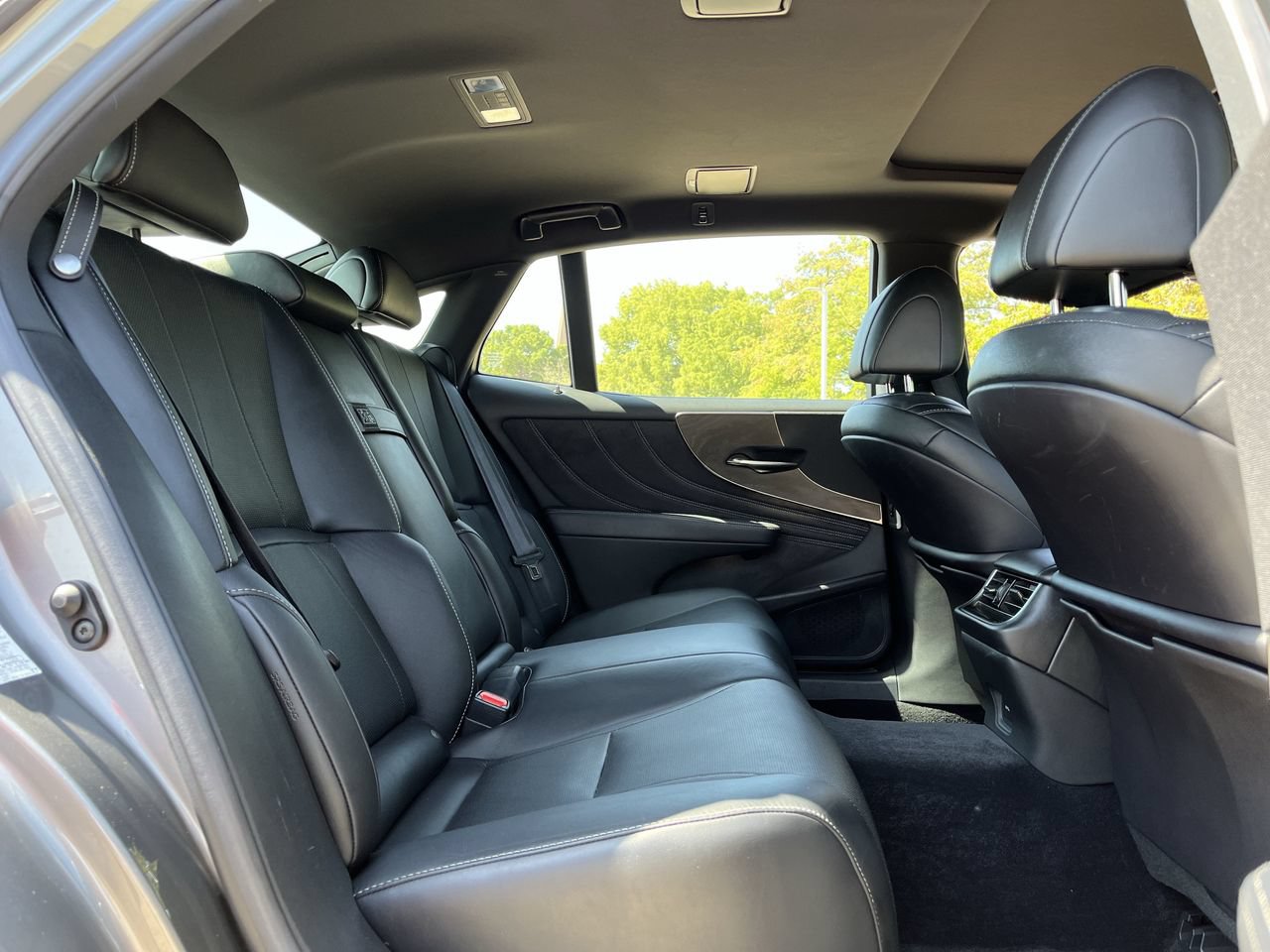 Used 2021 Lexus LS 500 w/ Accessory Package (Z2) RWD image 27