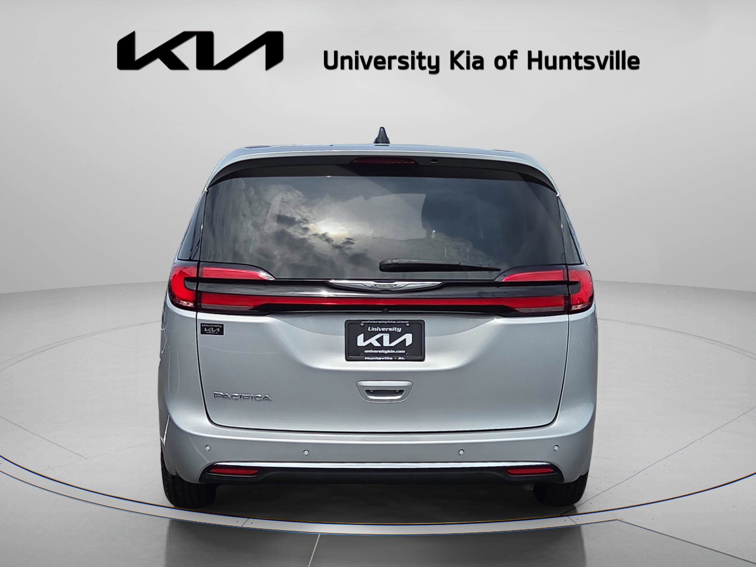 Used 2023 Chrysler Pacifica Touring-L FWD image 6