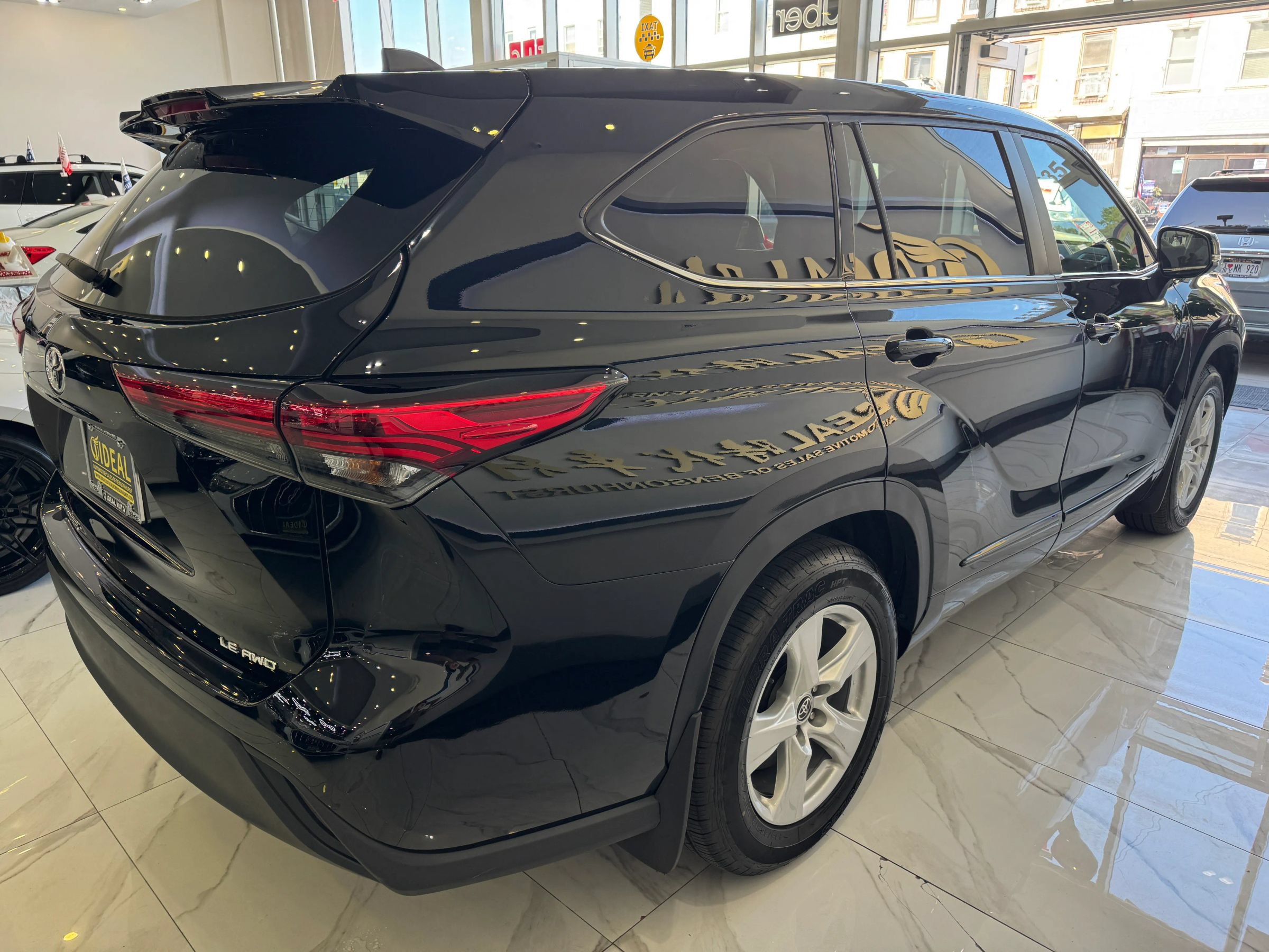 Used 2023 Toyota Highlander LE AWD/4WD image 7