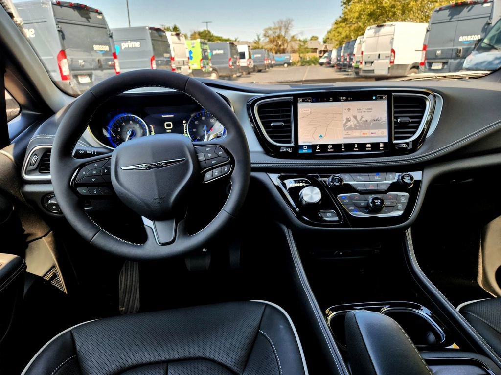 New 2026 Chrysler Pacifica Limited w/ Uconnect Theater Family Group image 20